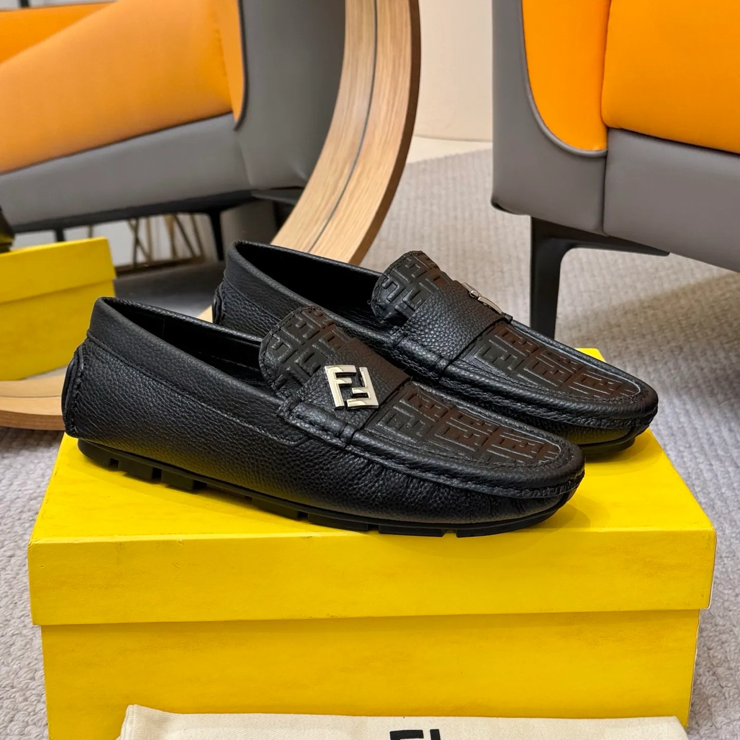 Men's shoes 💰420 [FENDI Fendi] 2⃣️0⃣️2⃣️5️⃣New Milan men's fashion lazy catwalk style ✅ fashionable casual beanie shoes, imported calfskin fabric, super smooth texture, sweat-absorbent and breathable, (sheepskin lining). Metal LOGO on the shoe body, Medusa avatar, irregular avatar, high-end craftsmanship logo✅ French Loft set foot design style 👟Low-key and elegant, great on-foot effect... Men's shoe size: 38-46 (4-12)